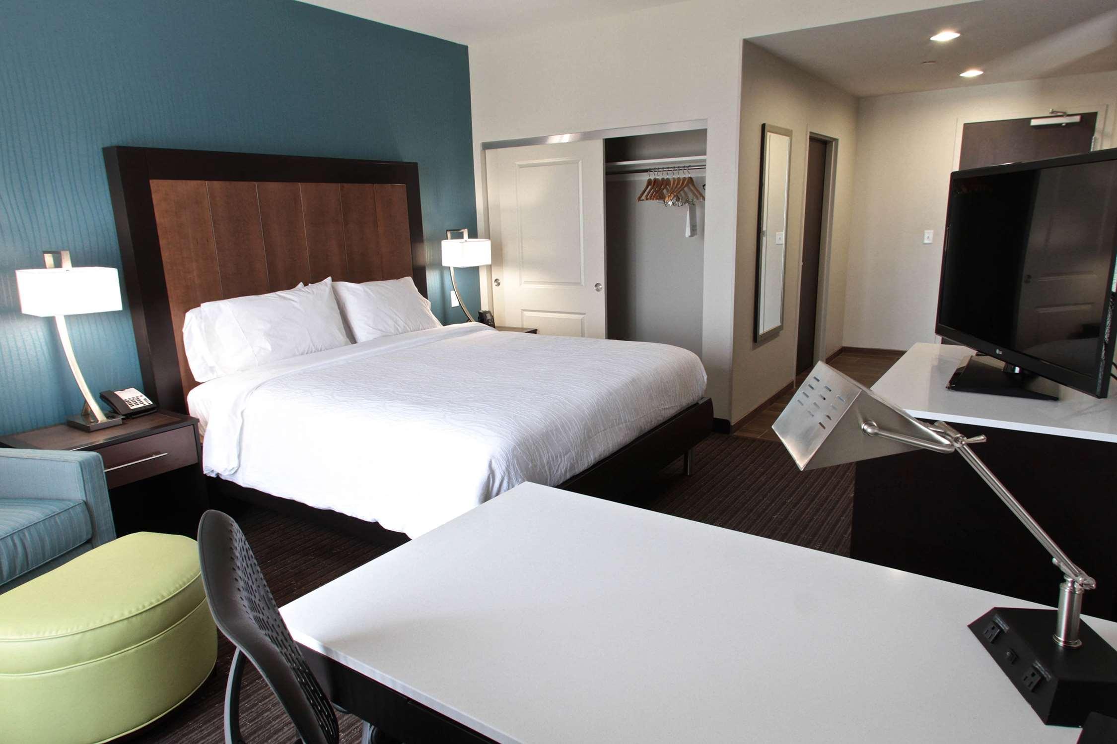 Hilton Garden Inn Victoria Exterior photo