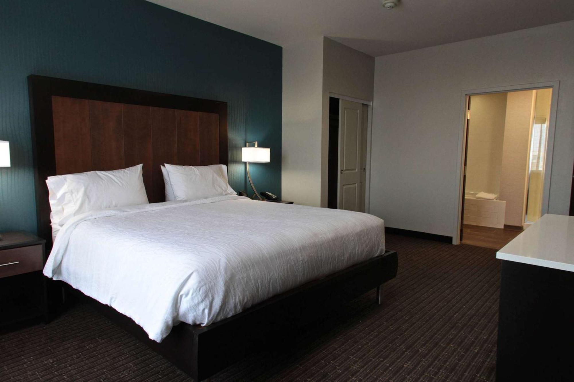 Hilton Garden Inn Victoria Exterior photo