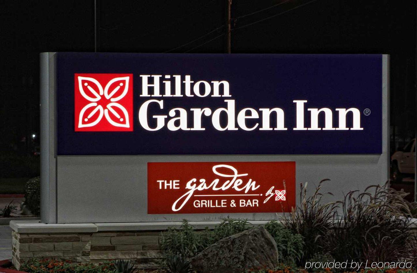 Hilton Garden Inn Victoria Exterior photo